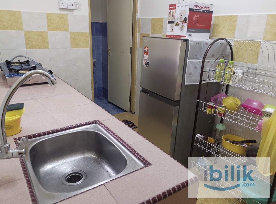 Comfy middle room for rent at mentari court 1 - Image 4