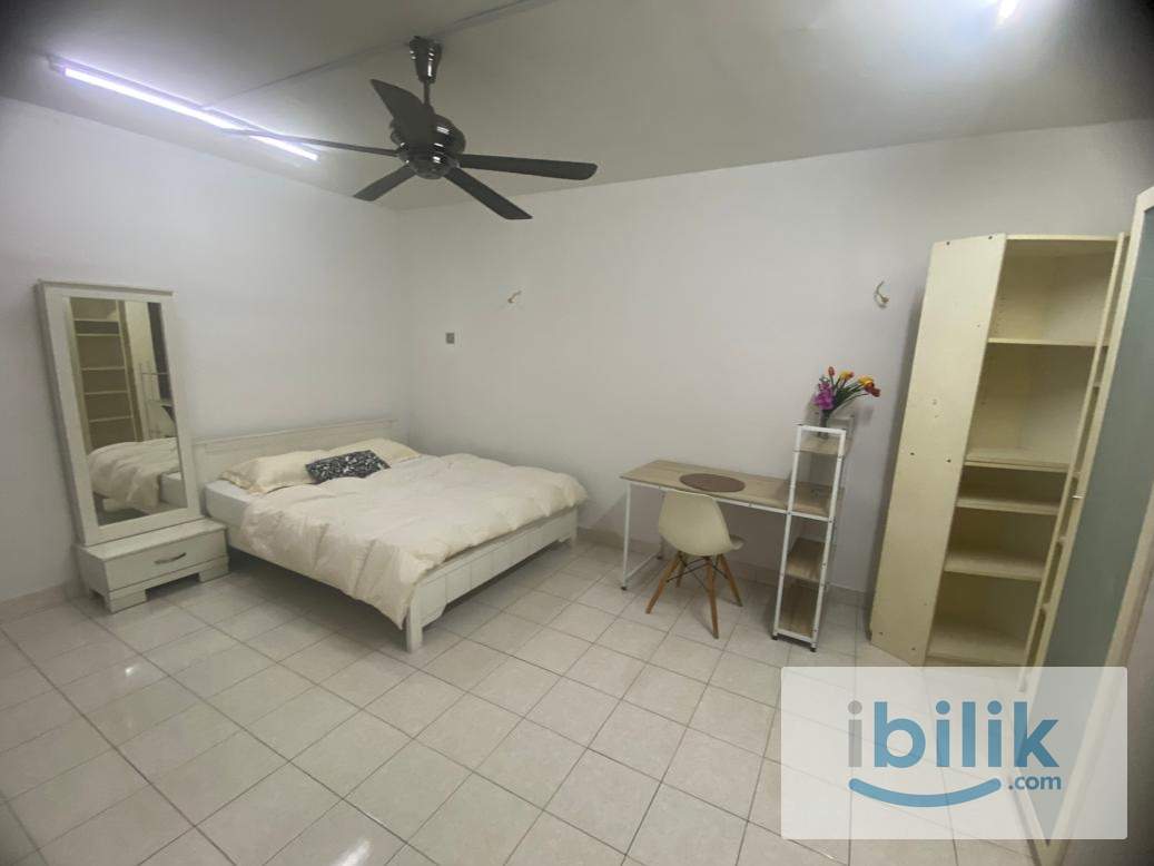 Actual Picture Big Queen Bed Furnished🚝Walk to MRT Surian /Sunway Medical🏊🏼Weekly Cleaning🧹Free Wifi Parking Optional - Image 1