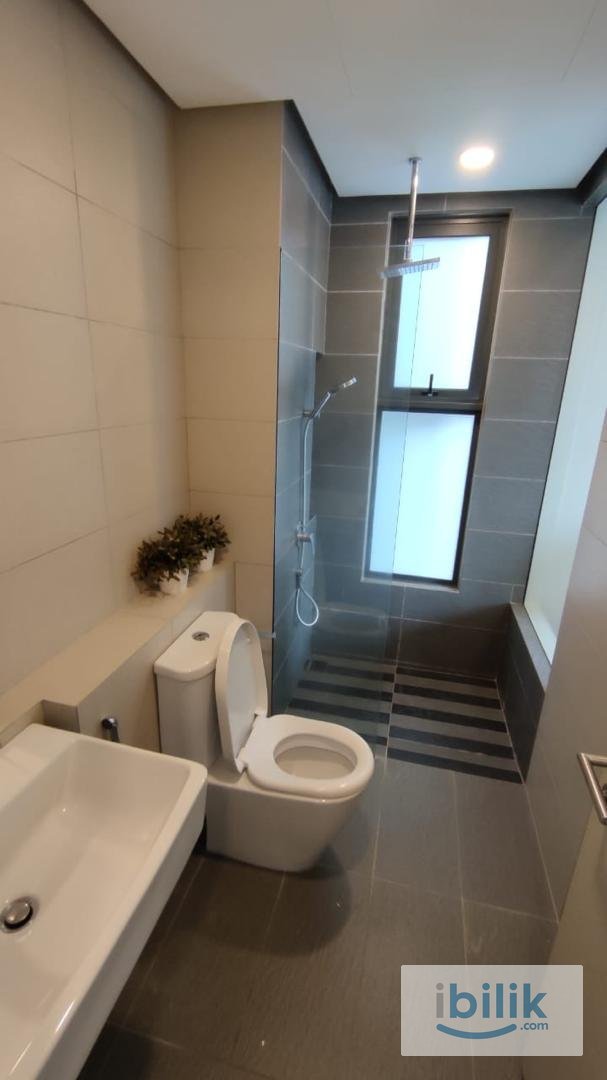 Master Bedroom with attached bathroom - Image 4