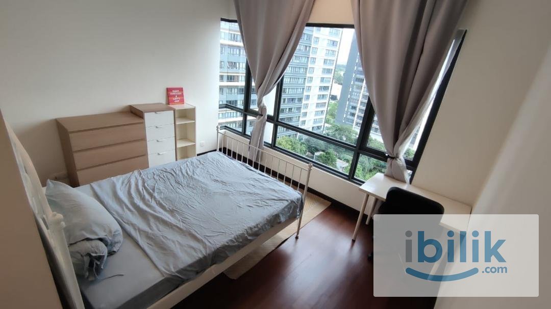 Master Bedroom with attached bathroom - Image 1