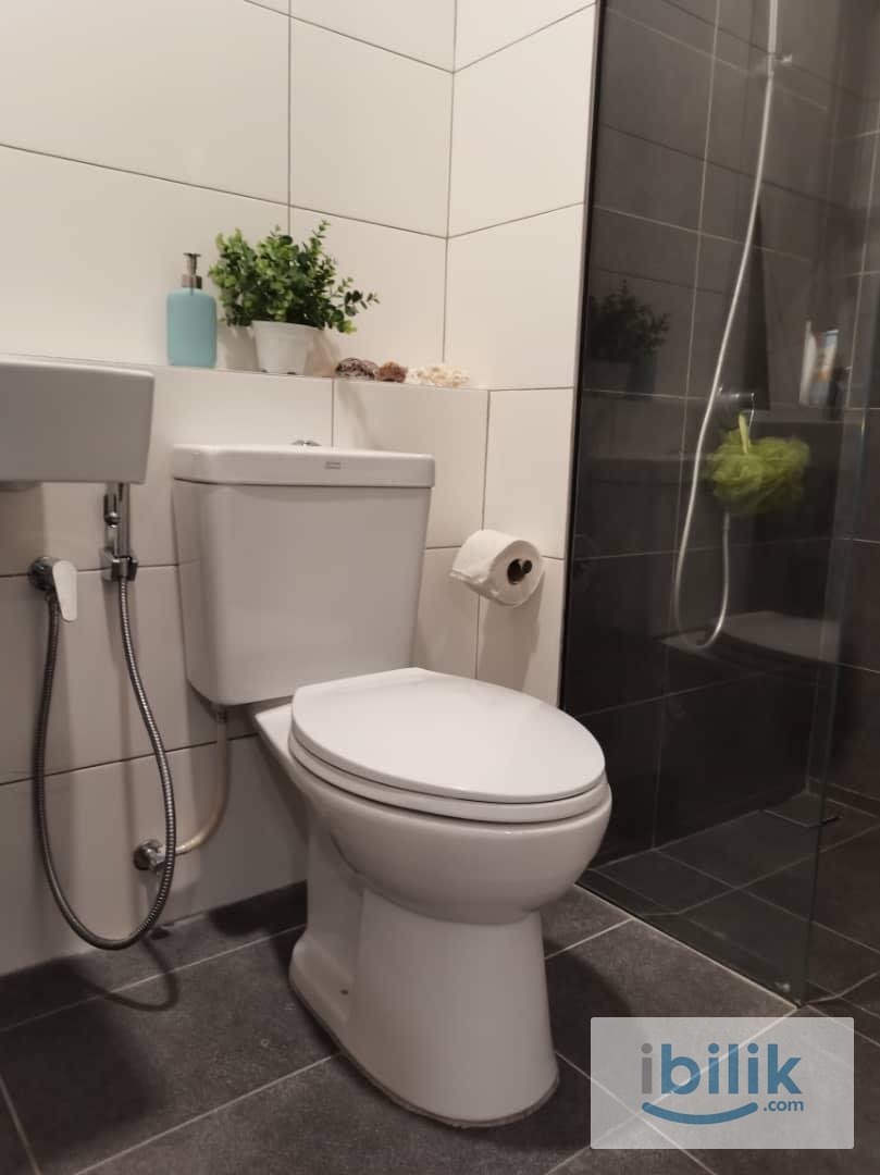 Middle Room with shared bathroom - Image 6
