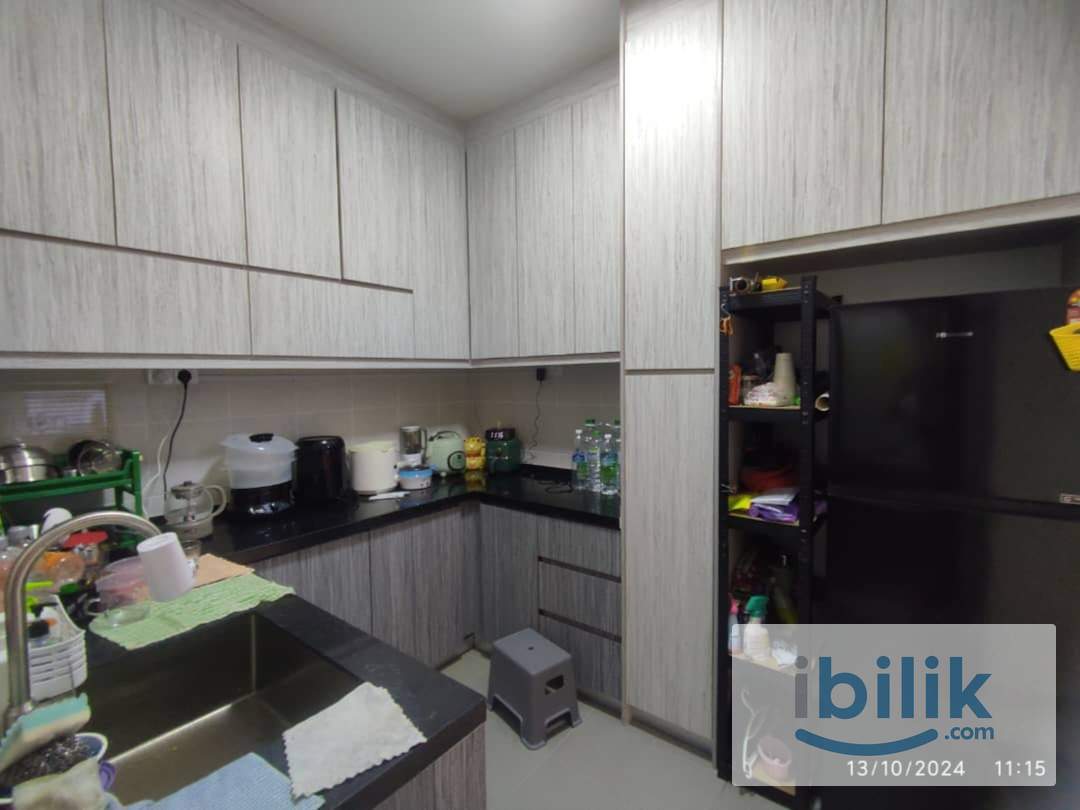 Spacious Master Room at Akasia Kondominium, Bukit Jalil - Image 3