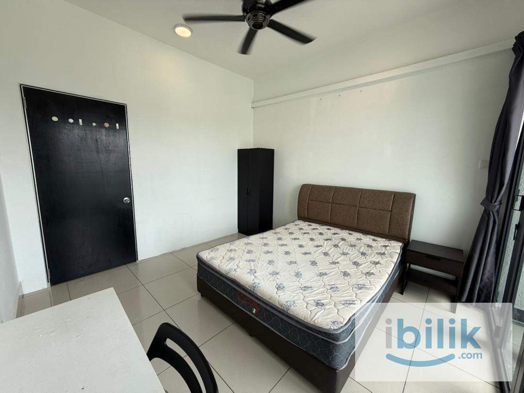 Middle Room with Balcony - Image 4