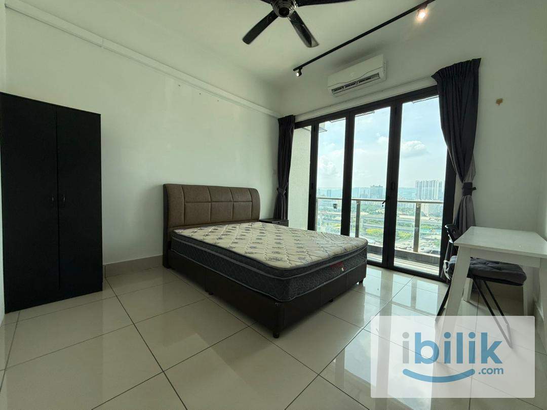 Middle Room with Balcony - Image 1