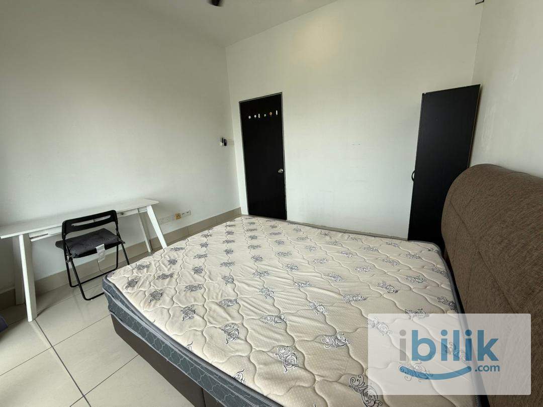 Middle Room with Balcony - Image 3