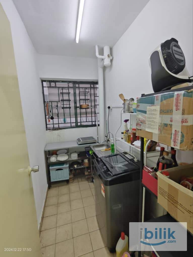 Plaza 393  near Velocity AC w/ ceiling Fan Mid Room, single male - Image 3