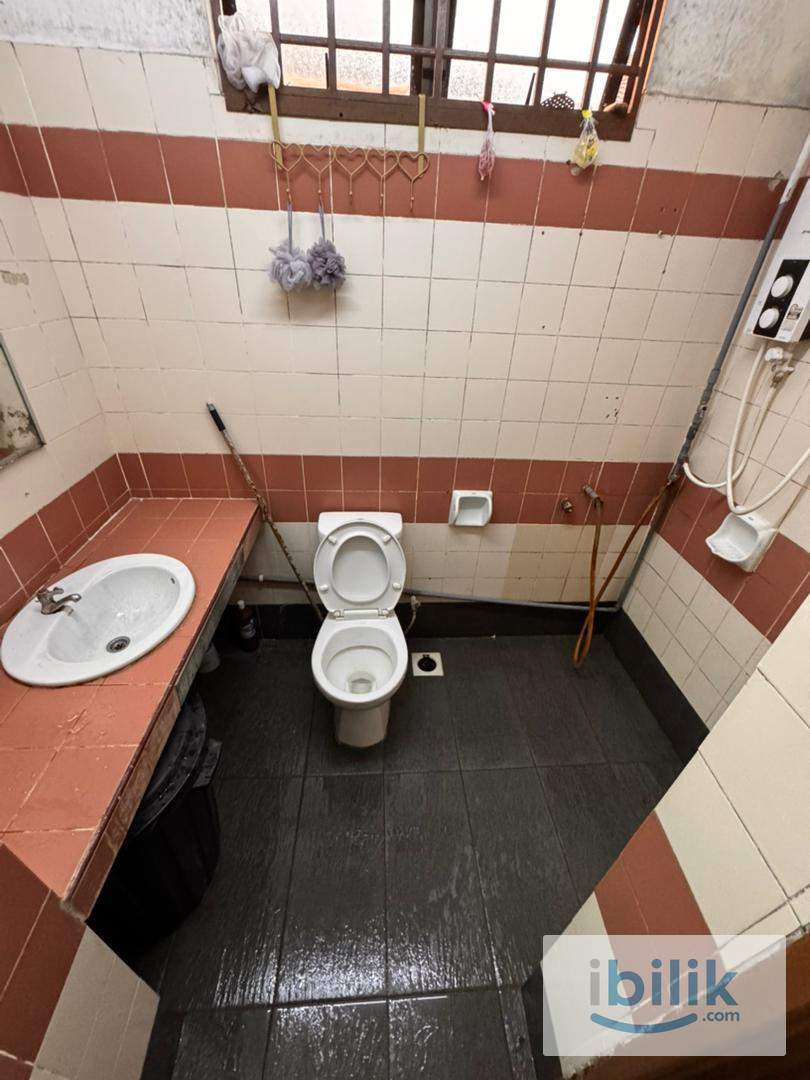Middle Room For Rent at Taman Mount Austin  - Image 5