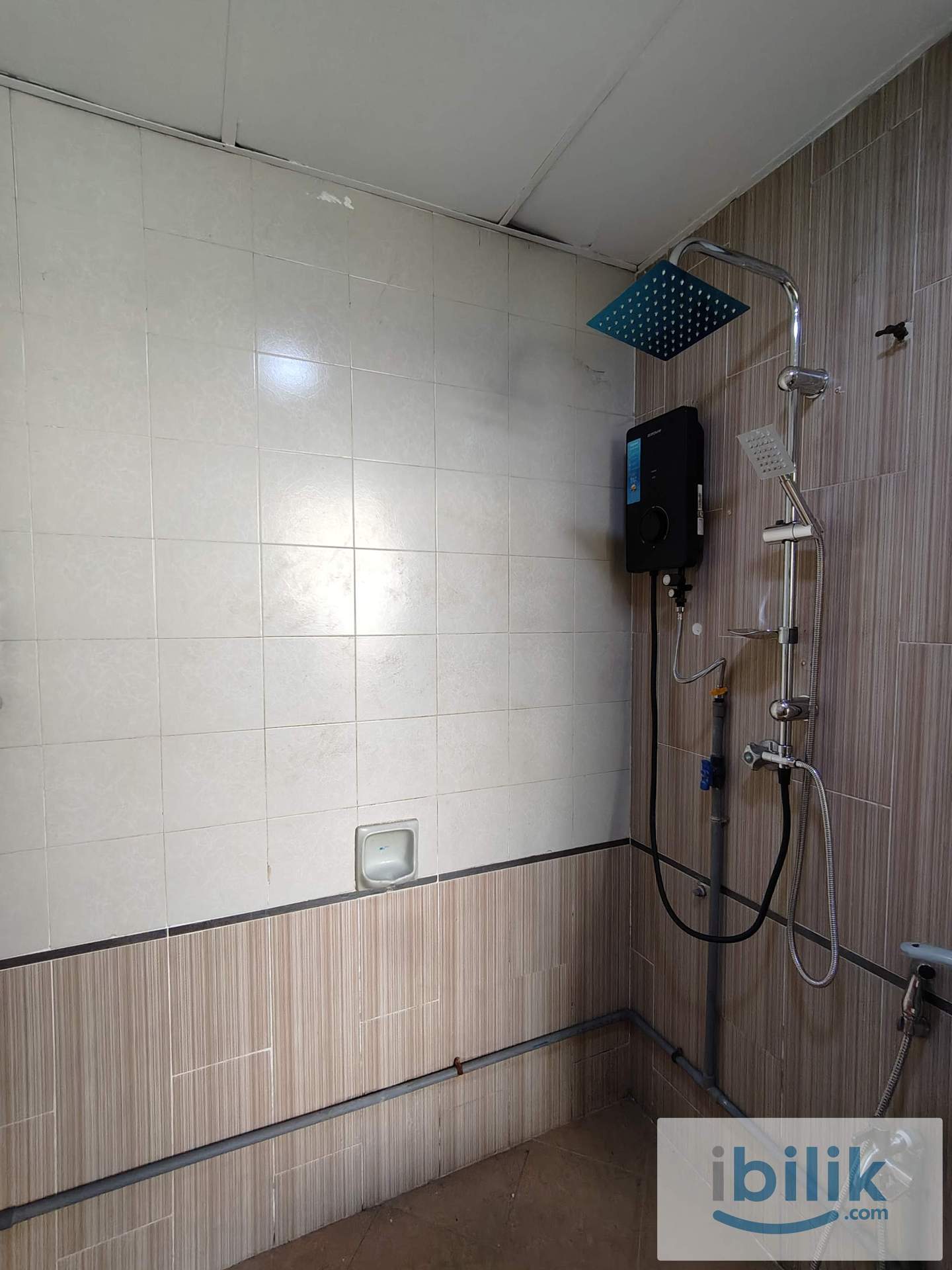 KL Villa Putra Studio, LRT PWTC, Sunway Putra Mall, Putra Komuter Train Station - Image 5