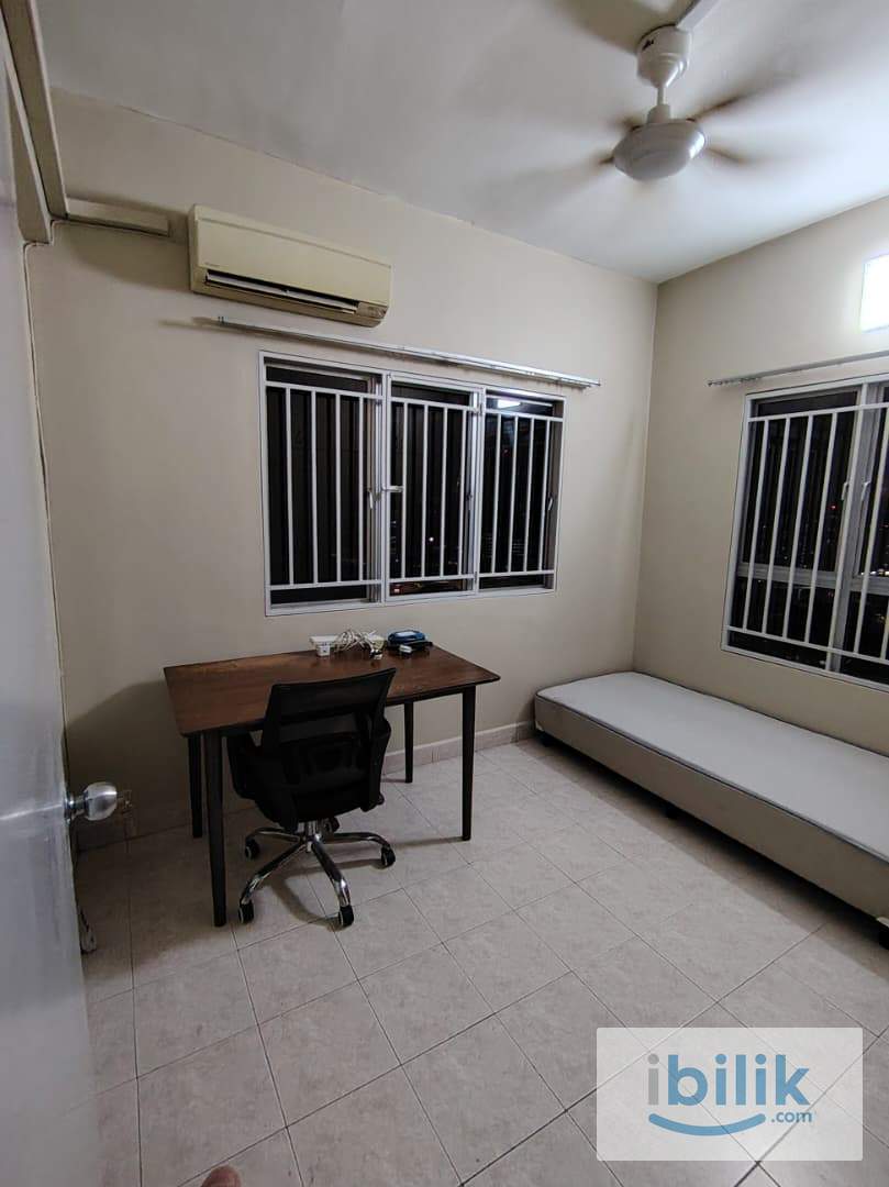 Cozy Medium Room with Build In Cabinet D'Aman Ria Condo PJ Ara Damansara for rent  - Image 2