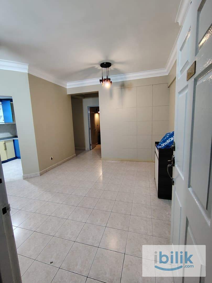 Cozy Medium Room with Build In Cabinet D'Aman Ria Condo PJ Ara Damansara for rent  - Image 4