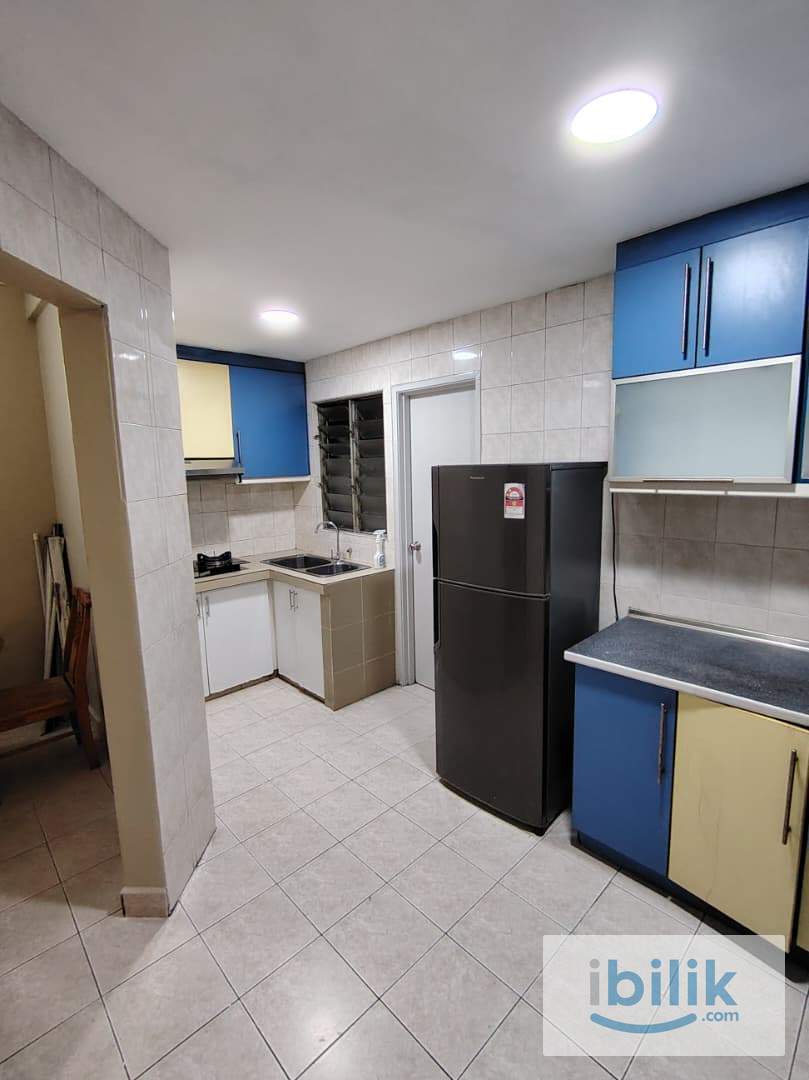 Cozy Medium Room with Build In Cabinet D'Aman Ria Condo PJ Ara Damansara for rent  - Image 6