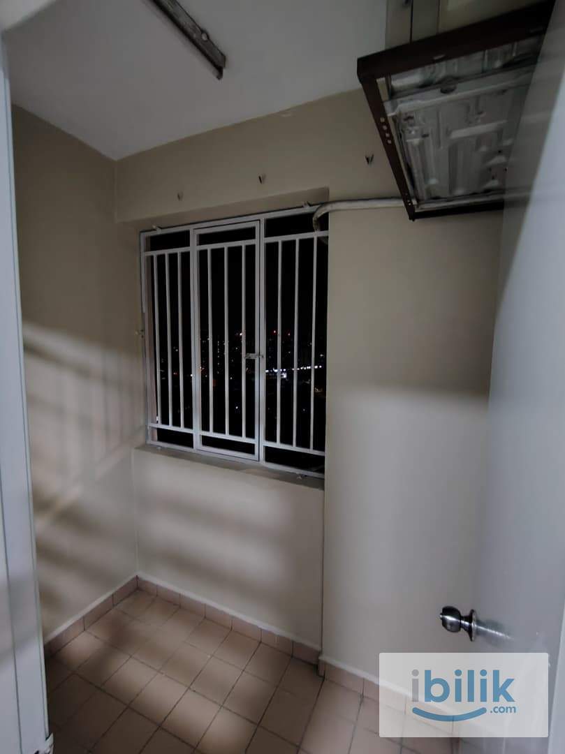 Cozy Medium Room with Build In Cabinet D'Aman Ria Condo PJ Ara Damansara for rent  - Image 7