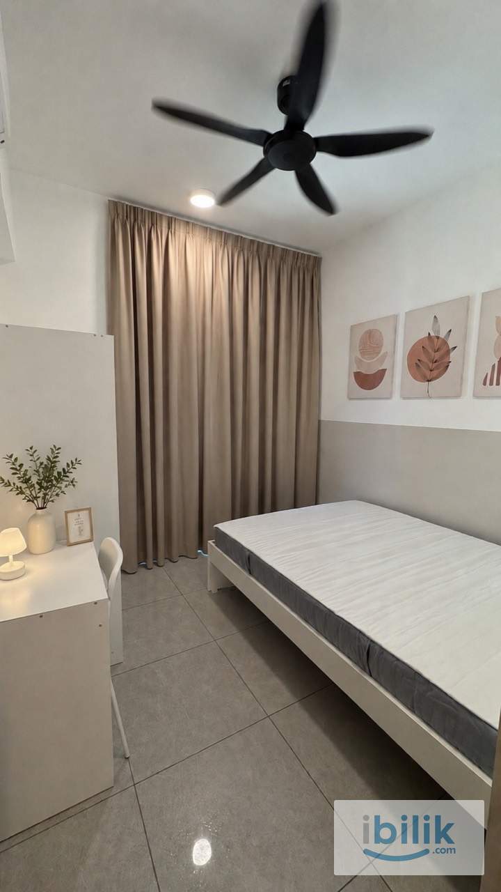 Move-In Ready Middle Room | Utropolis Batu Kawan | WiFi + Aircond + Parking - Image 1