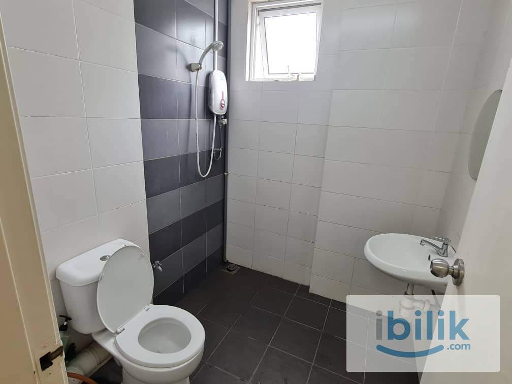 🌴🌟 Big Middle Room for Rent @ Georgetown 🌟🌴 - Image 4