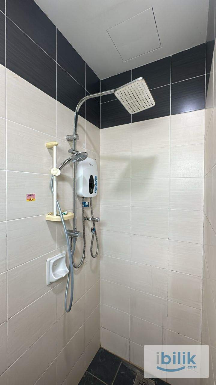 Master Bedroom w private bathroom for Rent @ Bayan Baru - Image 4