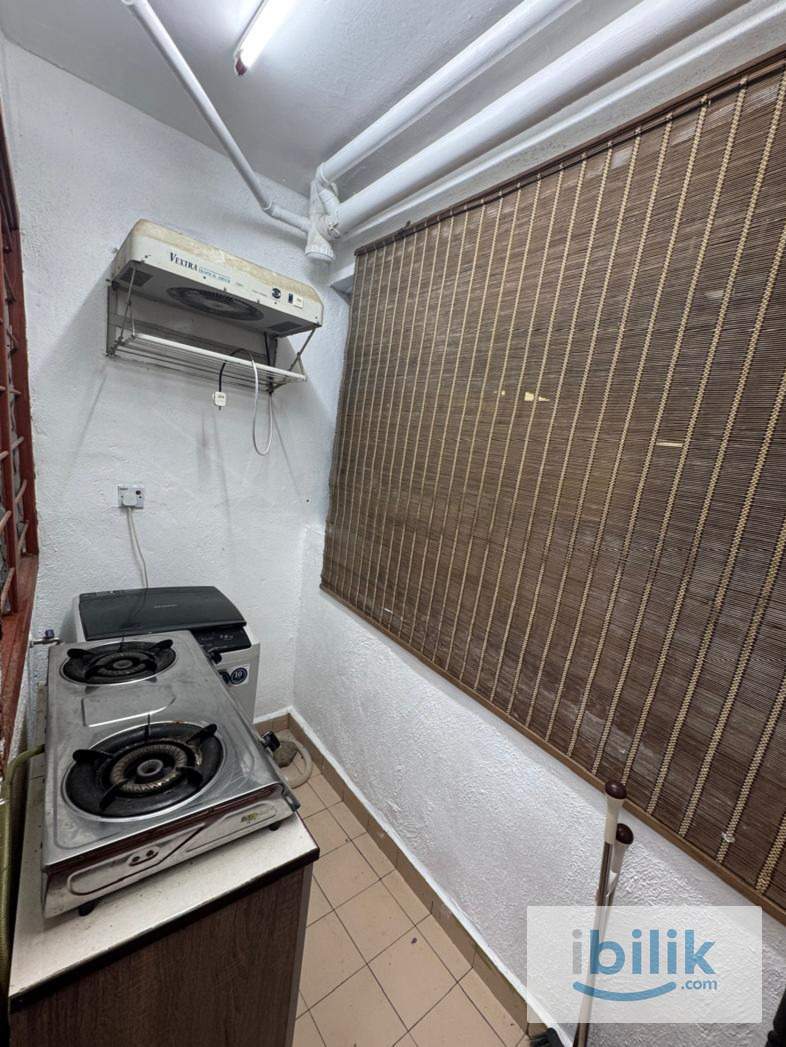 Master Bedroom with bathroom - Image 4