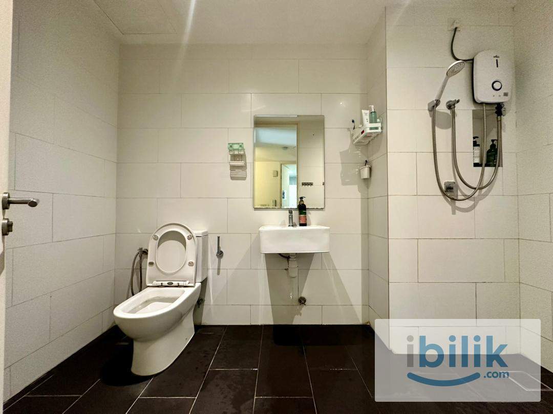 Middle Room at SQWhere, Sungai Buloh, MRT Linked - Image 5