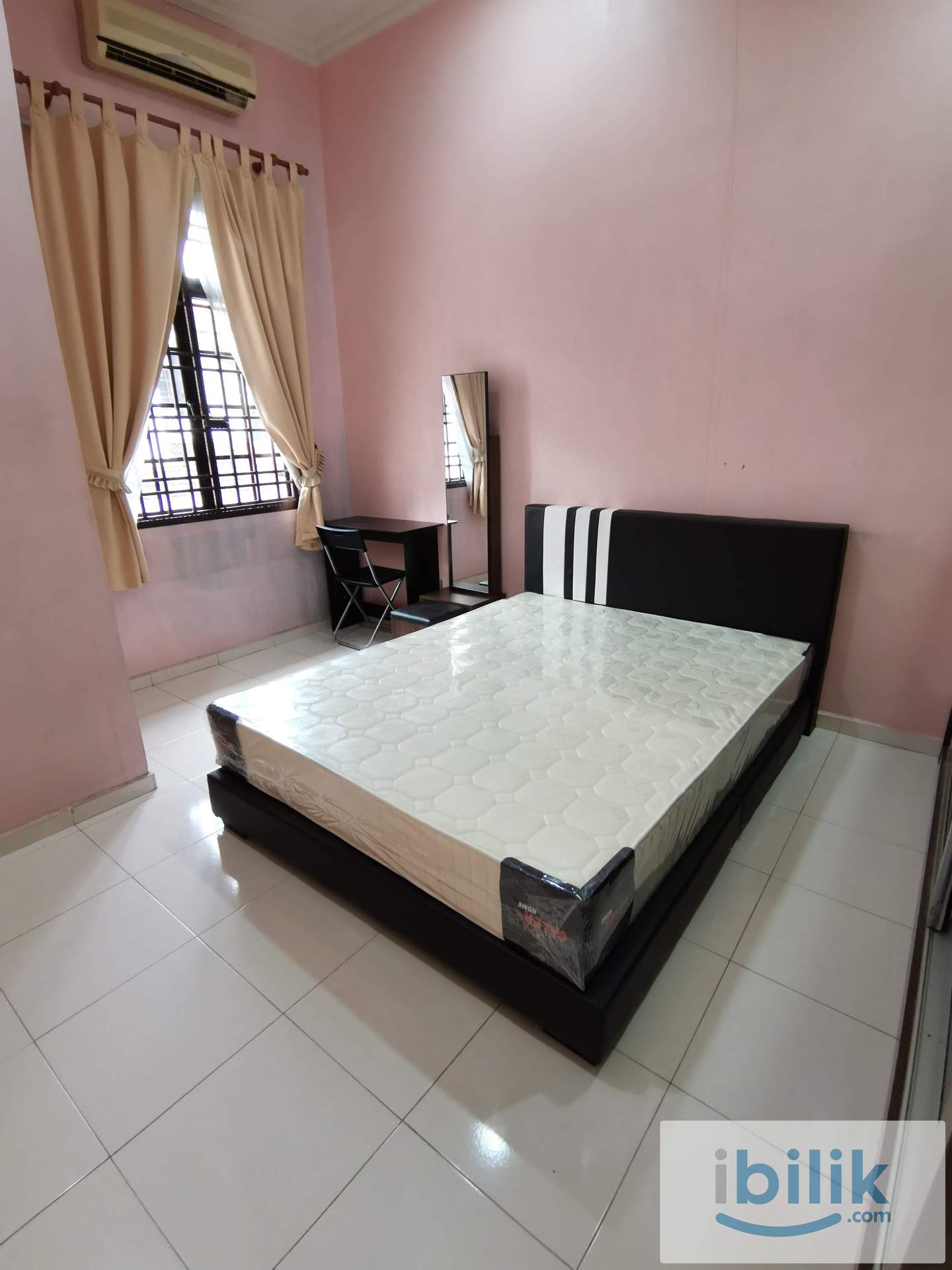 Cozy Middle Aircon Room with Attached Toilet - Image 3