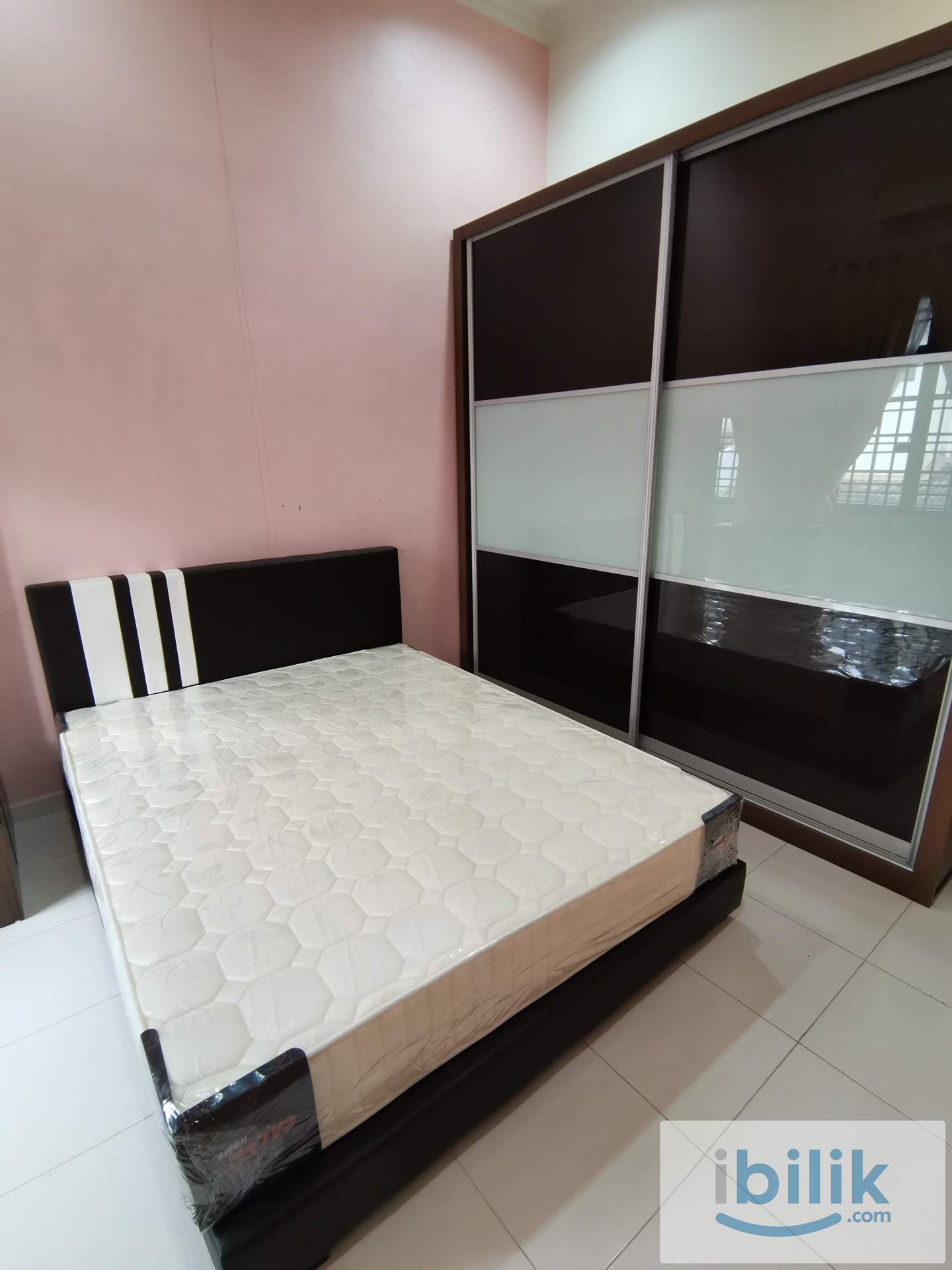 Cozy Middle Aircon Room with Attached Toilet - Image 4