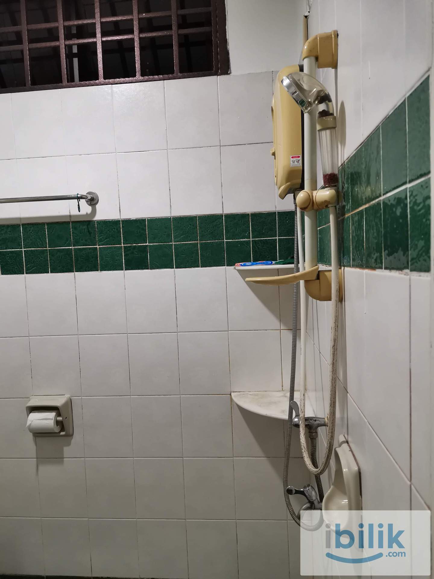 Cozy Middle Aircon Room with Attached Toilet - Image 1