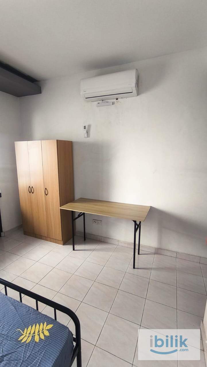 Master room with private bathroom & aircond - Image 5
