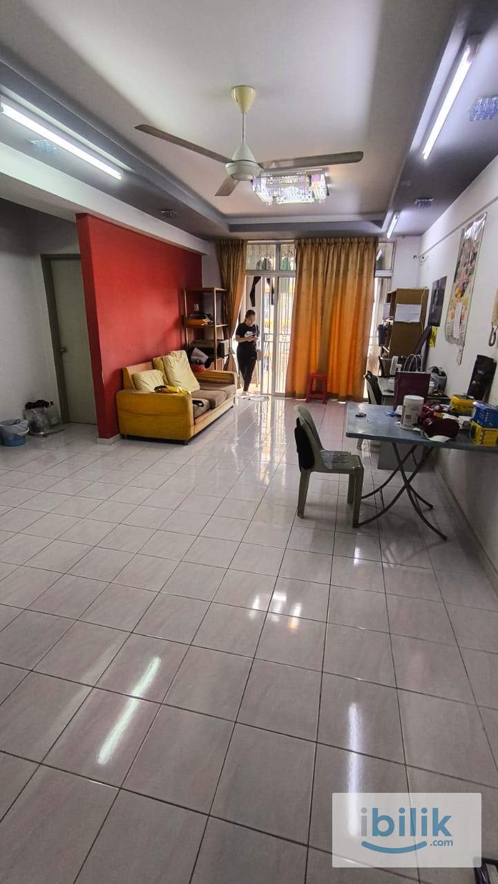 Master room with private bathroom & aircond - Image 3