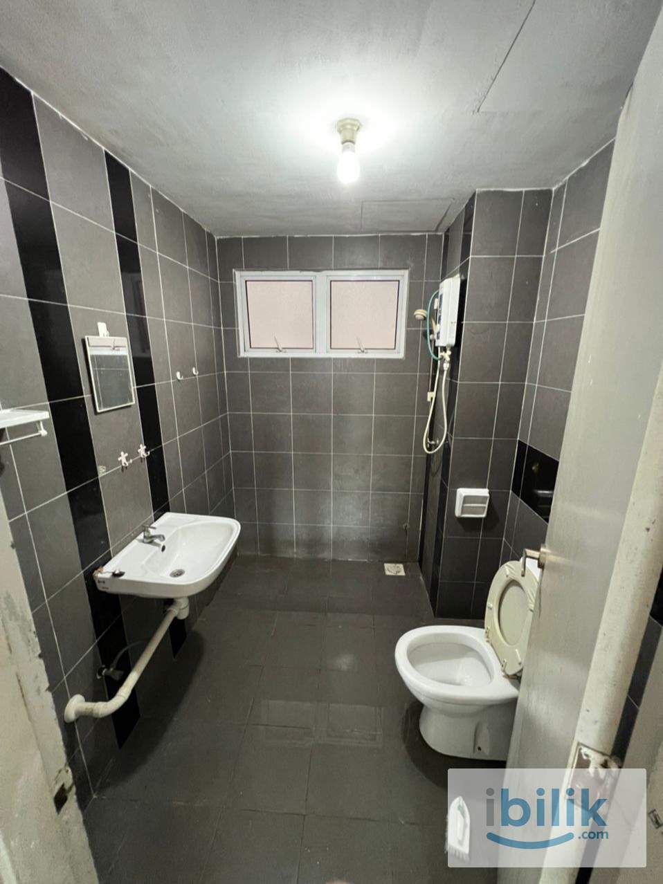 Medium with own bathroom - Image 4