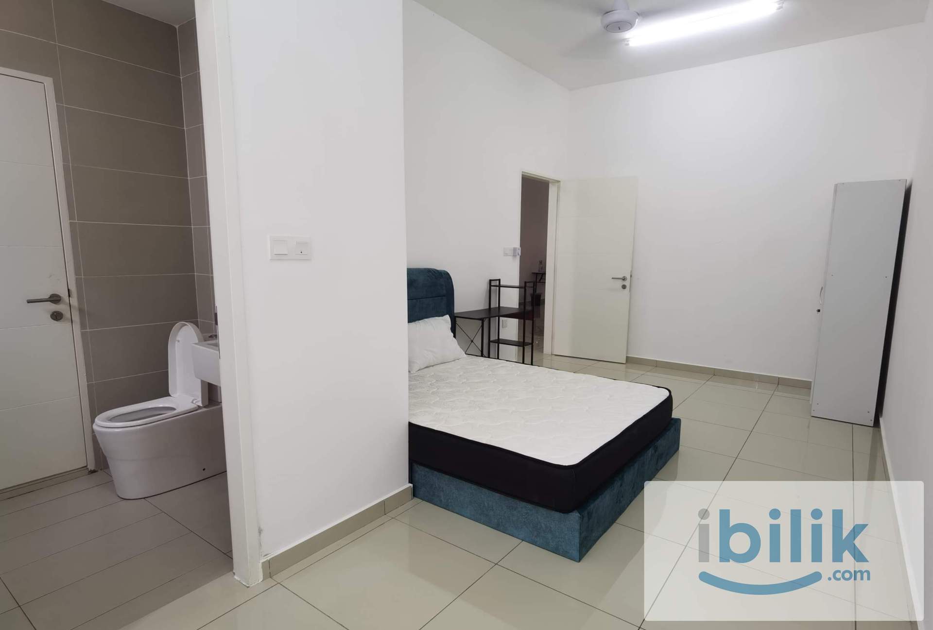 Middle room for rent. Kindly WhatsApp me for more info. Thanks - Image 3