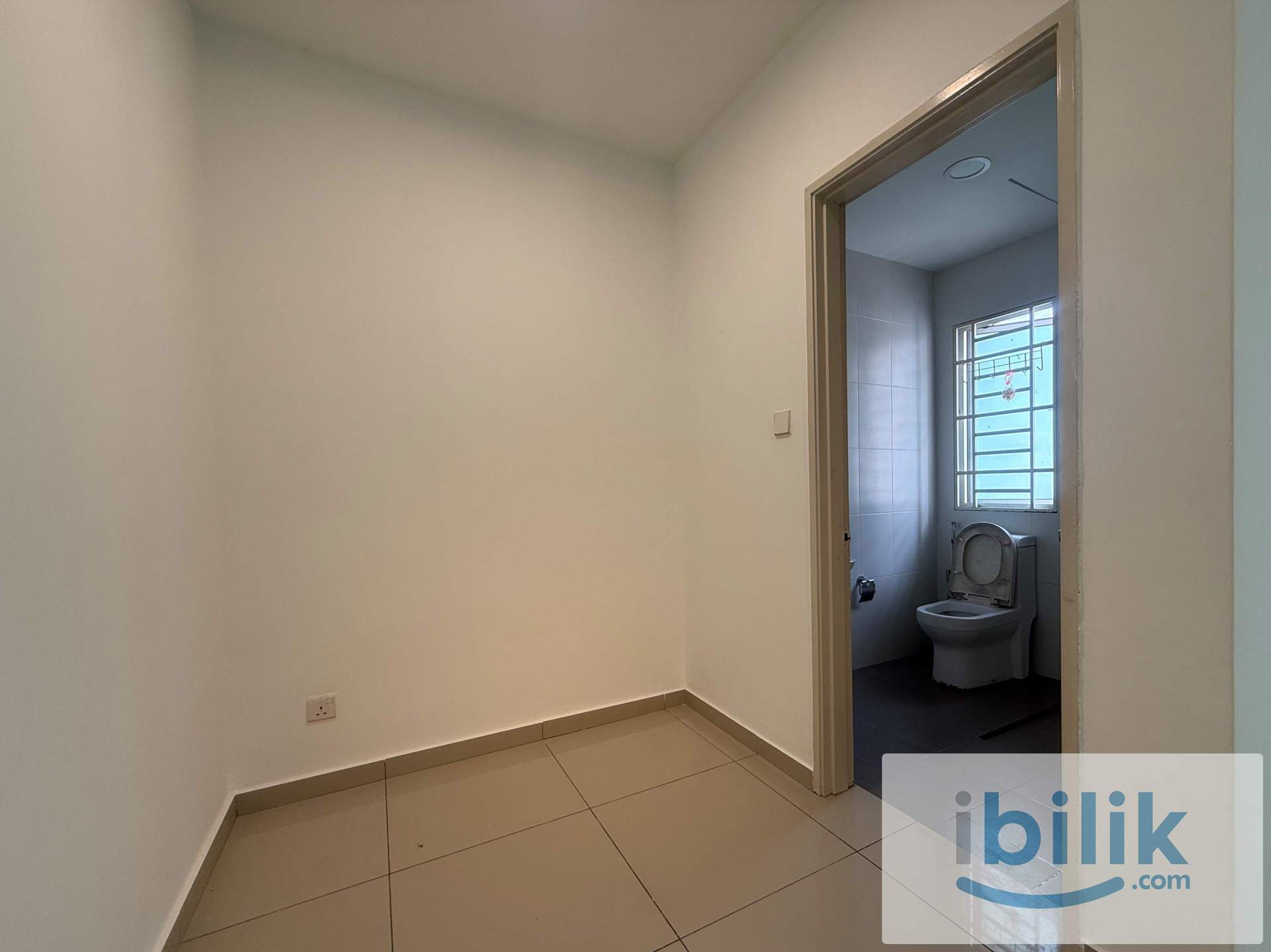 Landed house | Master room | fully furnished | attached bathroom | Batu Maung - Image 2
