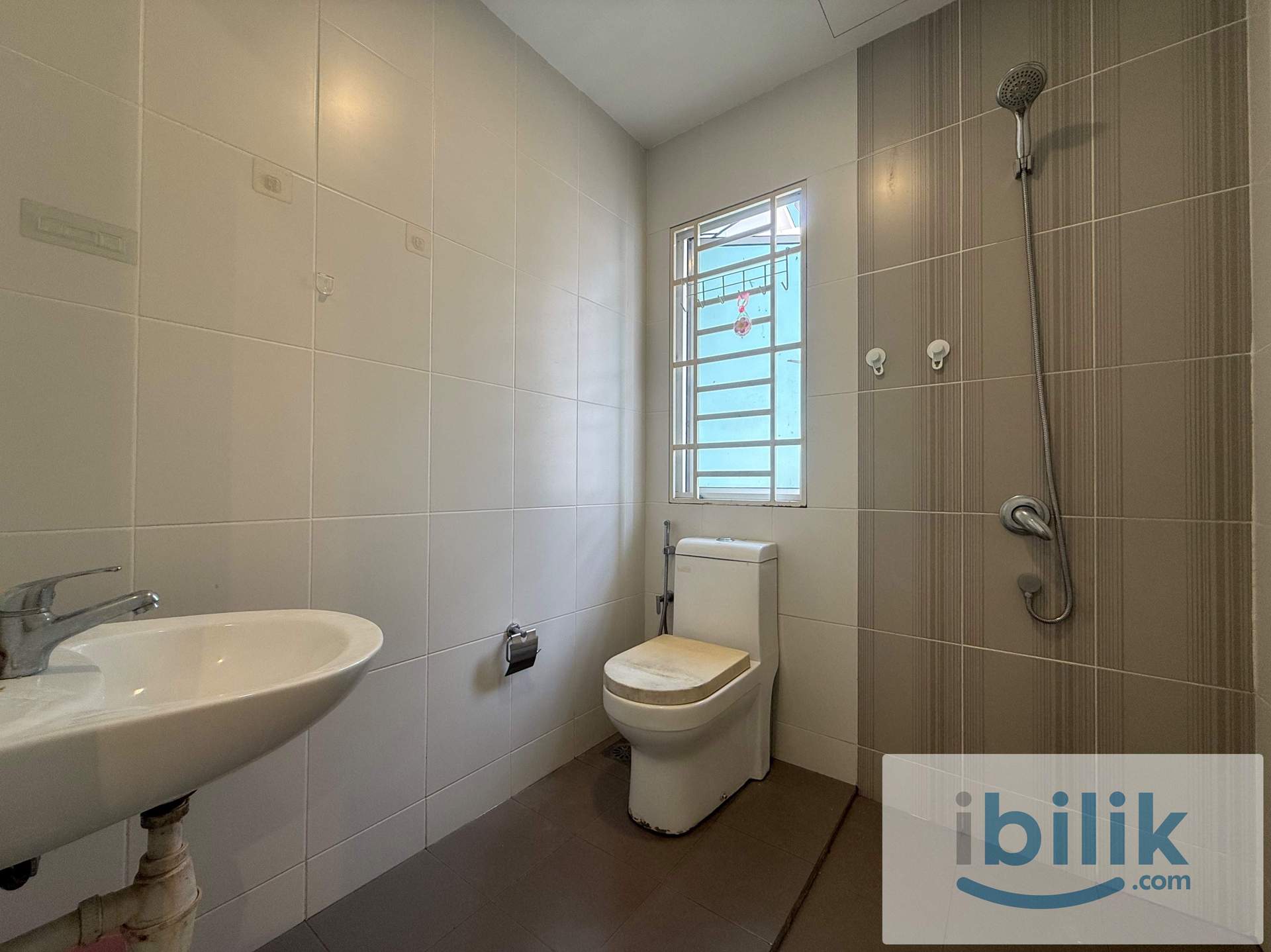 Landed house | Master room | fully furnished | attached bathroom | Batu Maung - Image 3