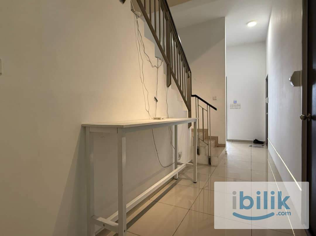 Landed house | Master room | fully furnished | attached bathroom | Batu Maung - Image 6