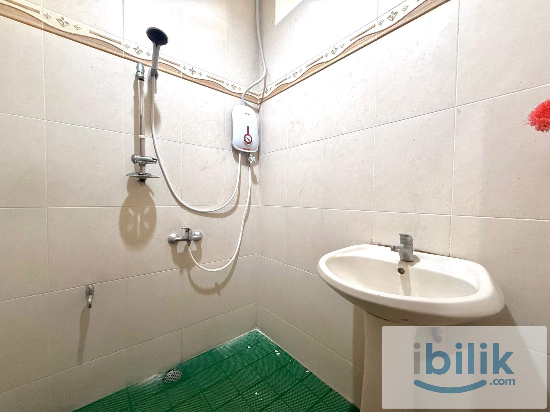 Middle private room for rent in Raja Uda - Image 4