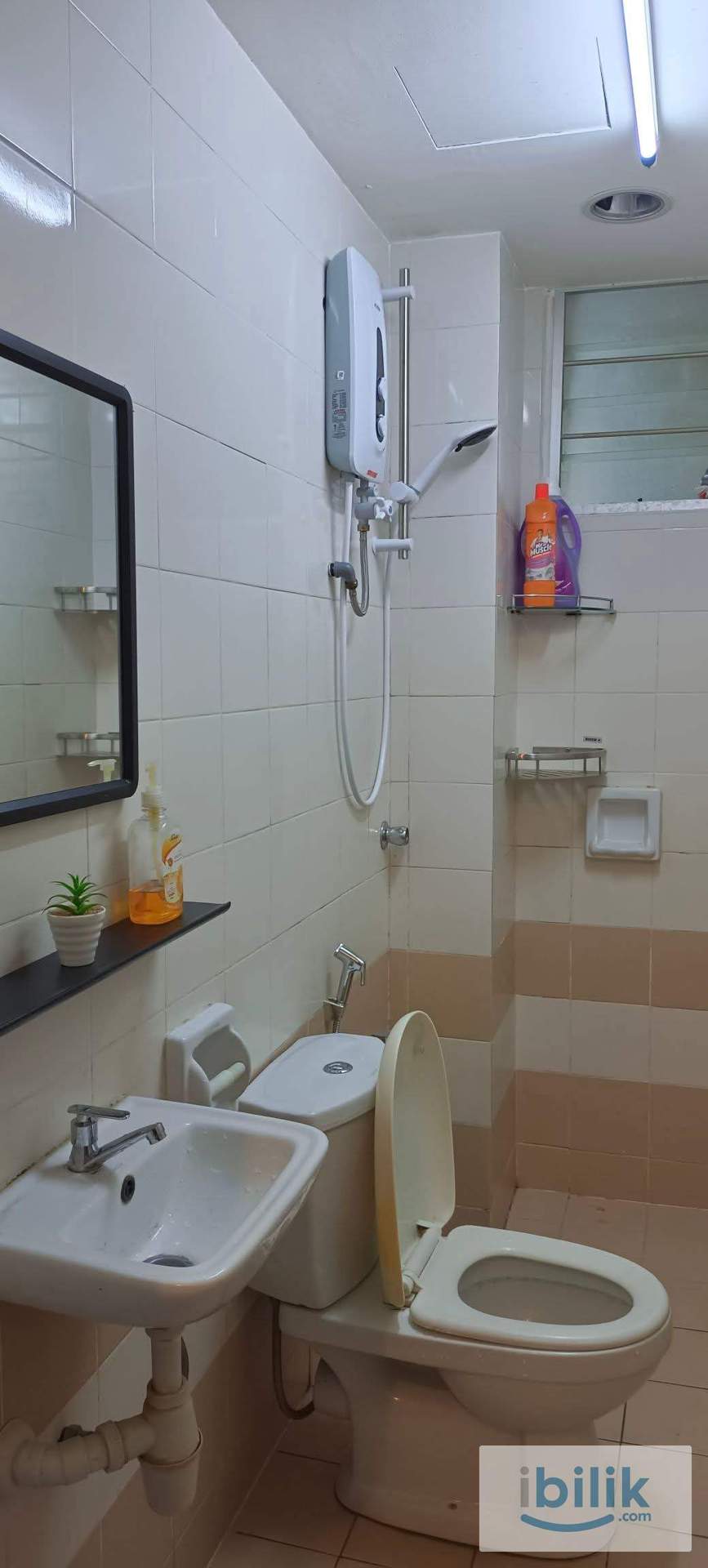 Middle Room at Residensi Laguna, Bandar Sunway - Image 3