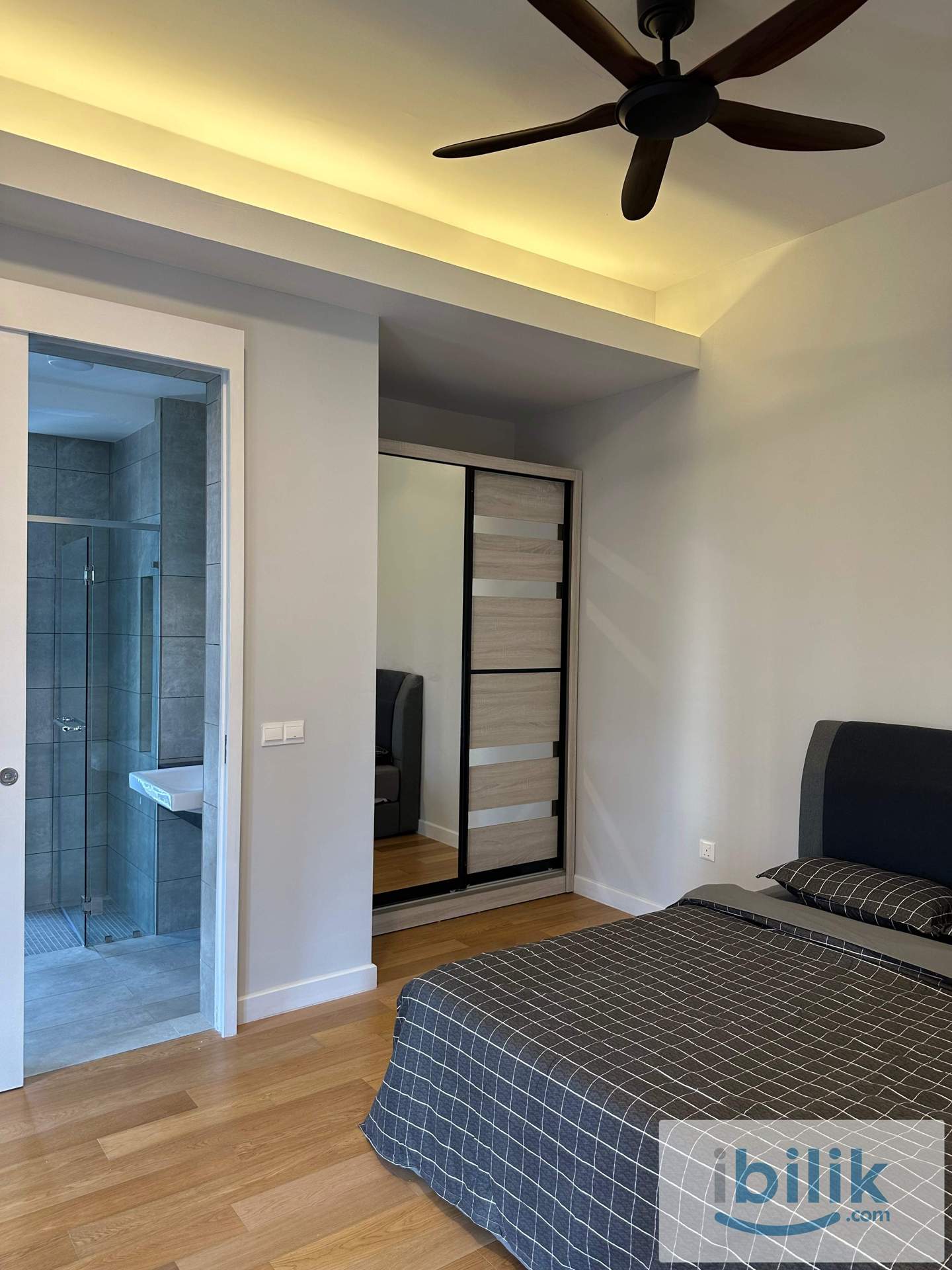 Master bedroom at Sentral Suite - Image 8