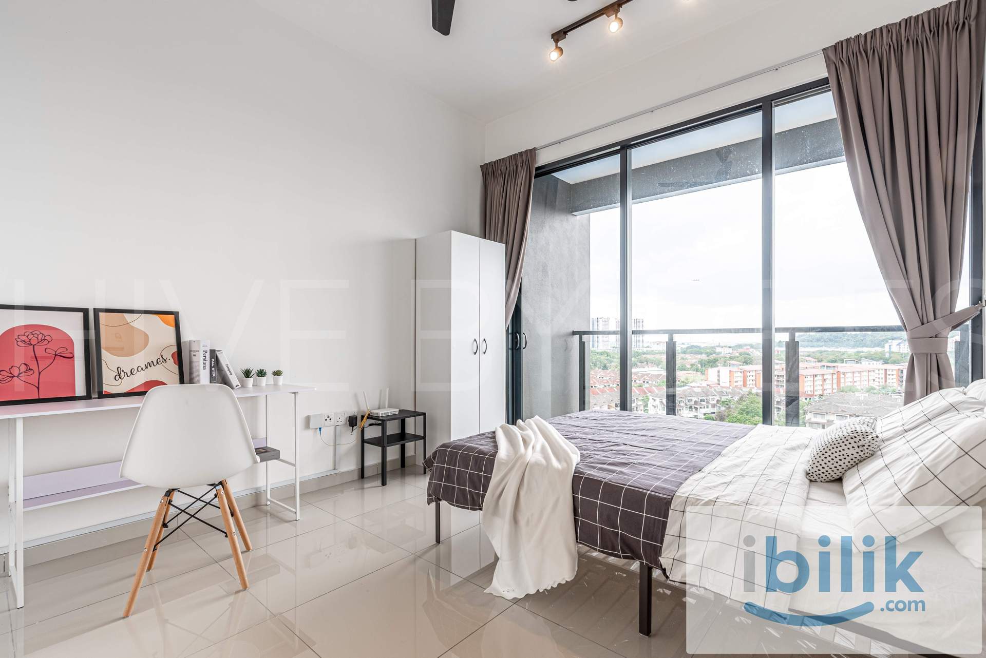*Male unit*BALCONY ROOM QUEEN BED SHARED BATHROOM @ Golden Triangle 2 - Image 1