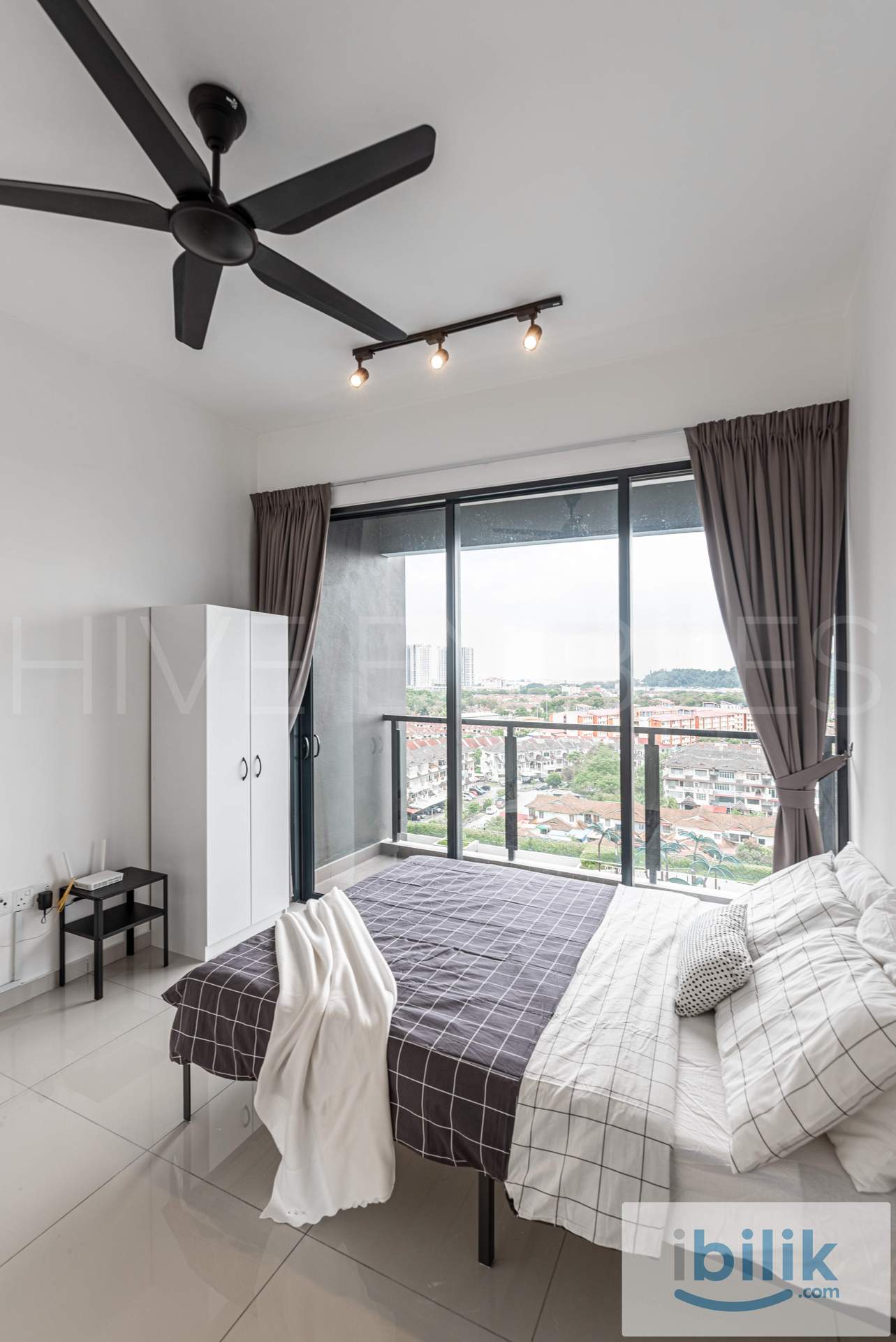 *Male unit*BALCONY ROOM QUEEN BED SHARED BATHROOM @ Golden Triangle 2 - Image 2