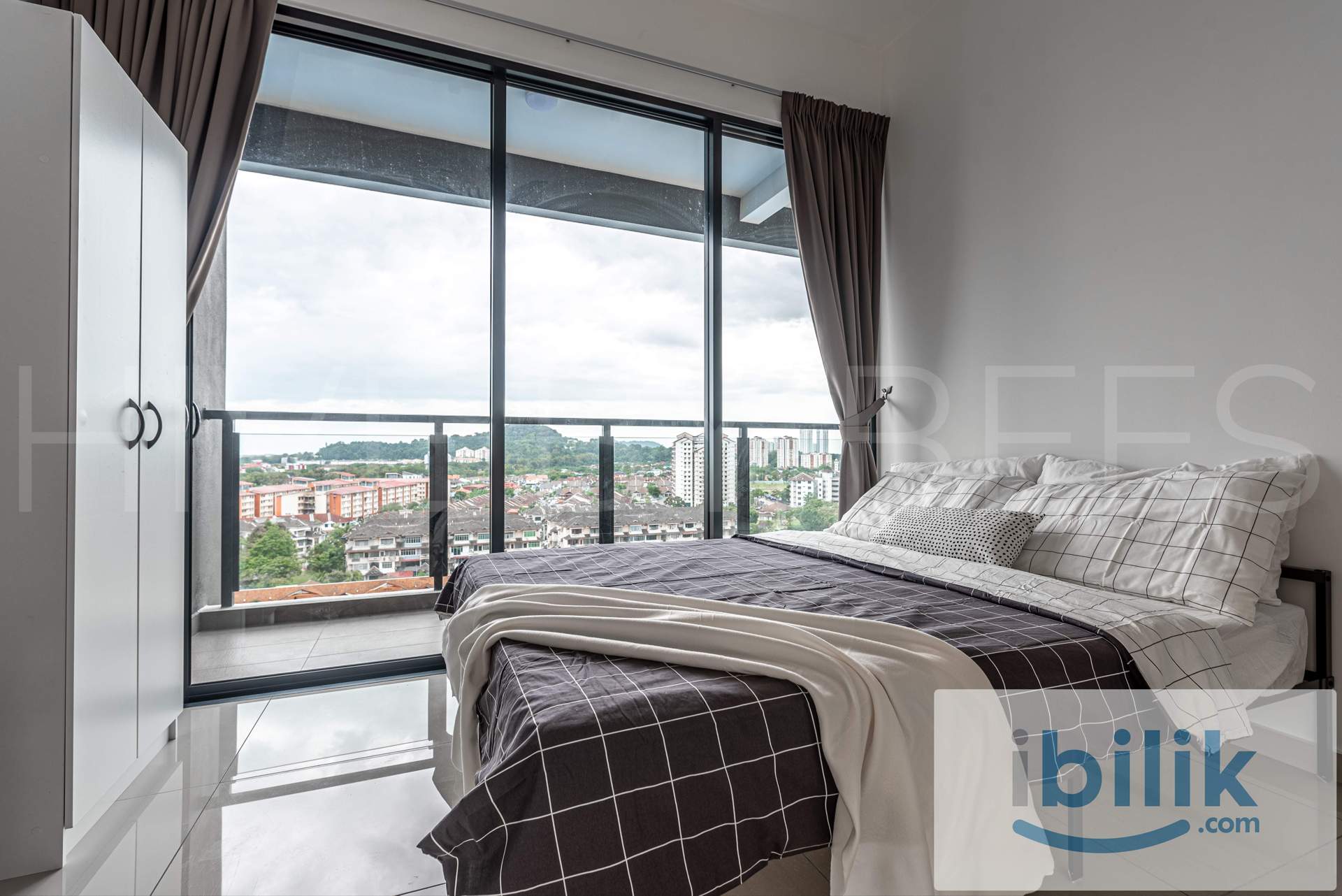 *Male unit*BALCONY ROOM QUEEN BED SHARED BATHROOM @ Golden Triangle 2 - Image 3