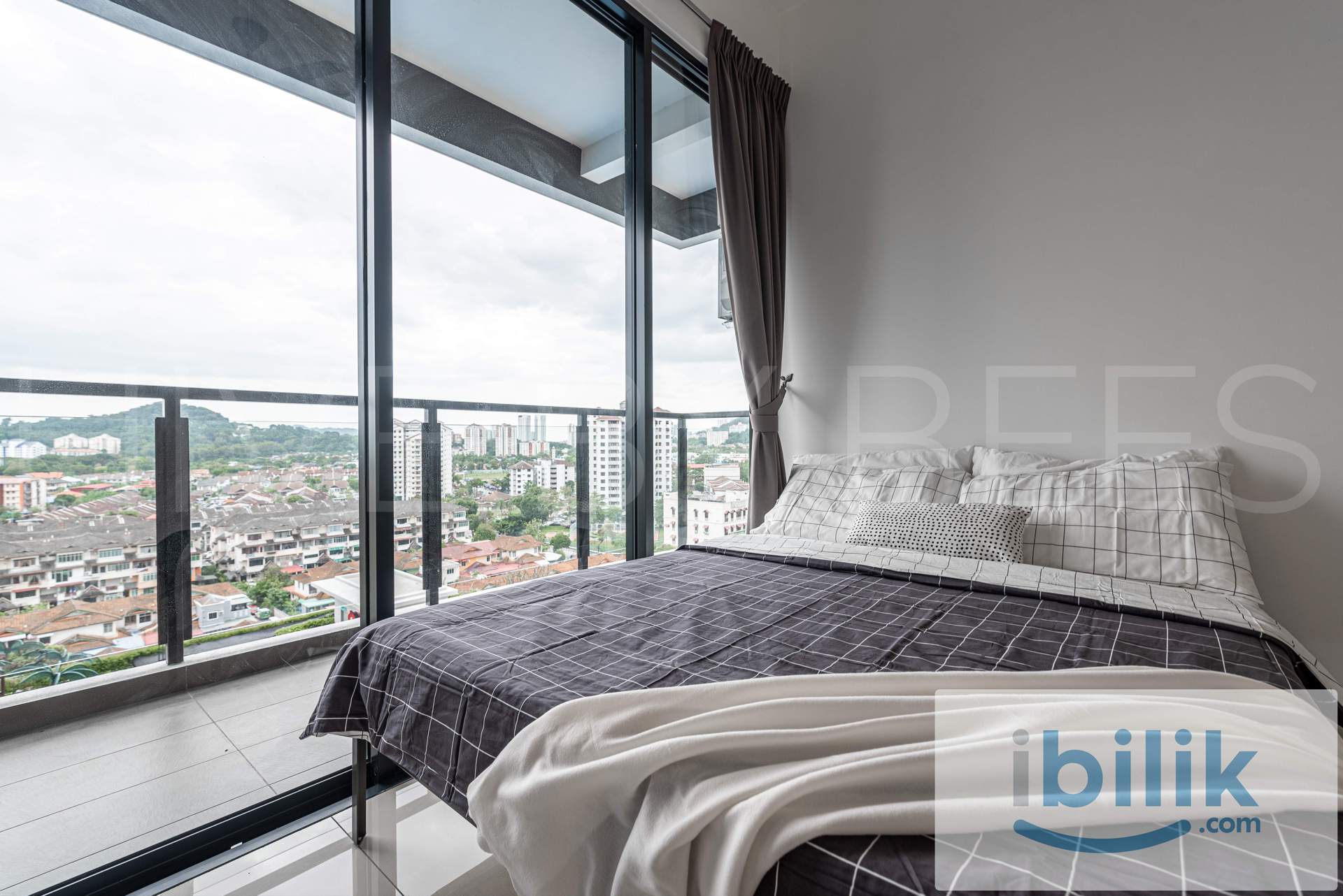 *Male unit*BALCONY ROOM QUEEN BED SHARED BATHROOM @ Golden Triangle 2 - Image 4