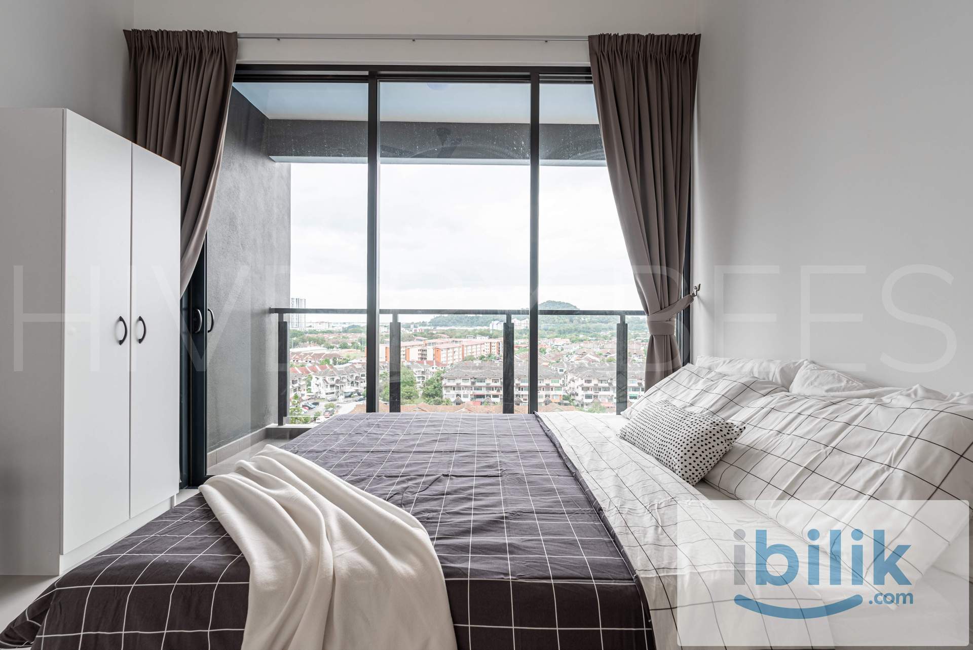*Male unit*BALCONY ROOM QUEEN BED SHARED BATHROOM @ Golden Triangle 2 - Image 5