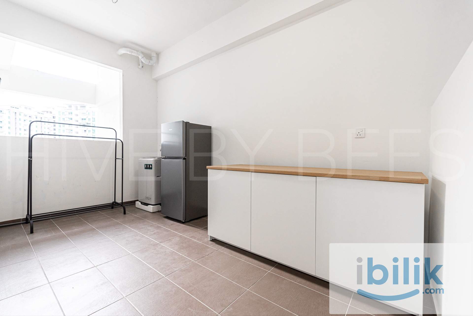 *Male unit*BALCONY ROOM QUEEN BED SHARED BATHROOM @ Golden Triangle 2 - Image 7