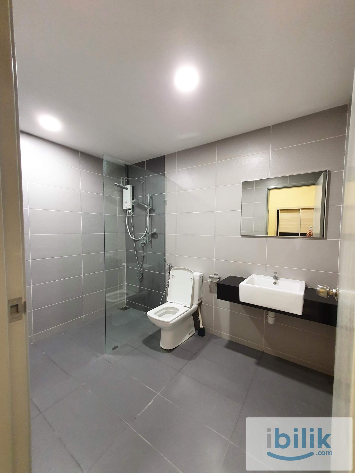 *Female unit*MASTER ROOM QUEEN BED ENSUITE for rent at Golden Triangle 2 - Image 5