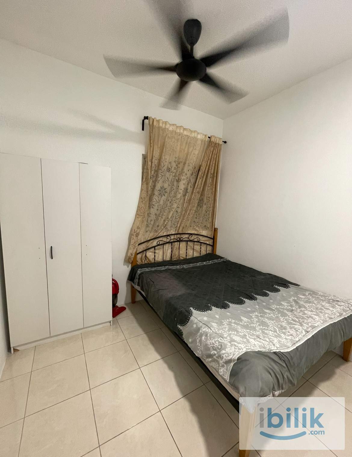 Middle Room - Female only - Image 1
