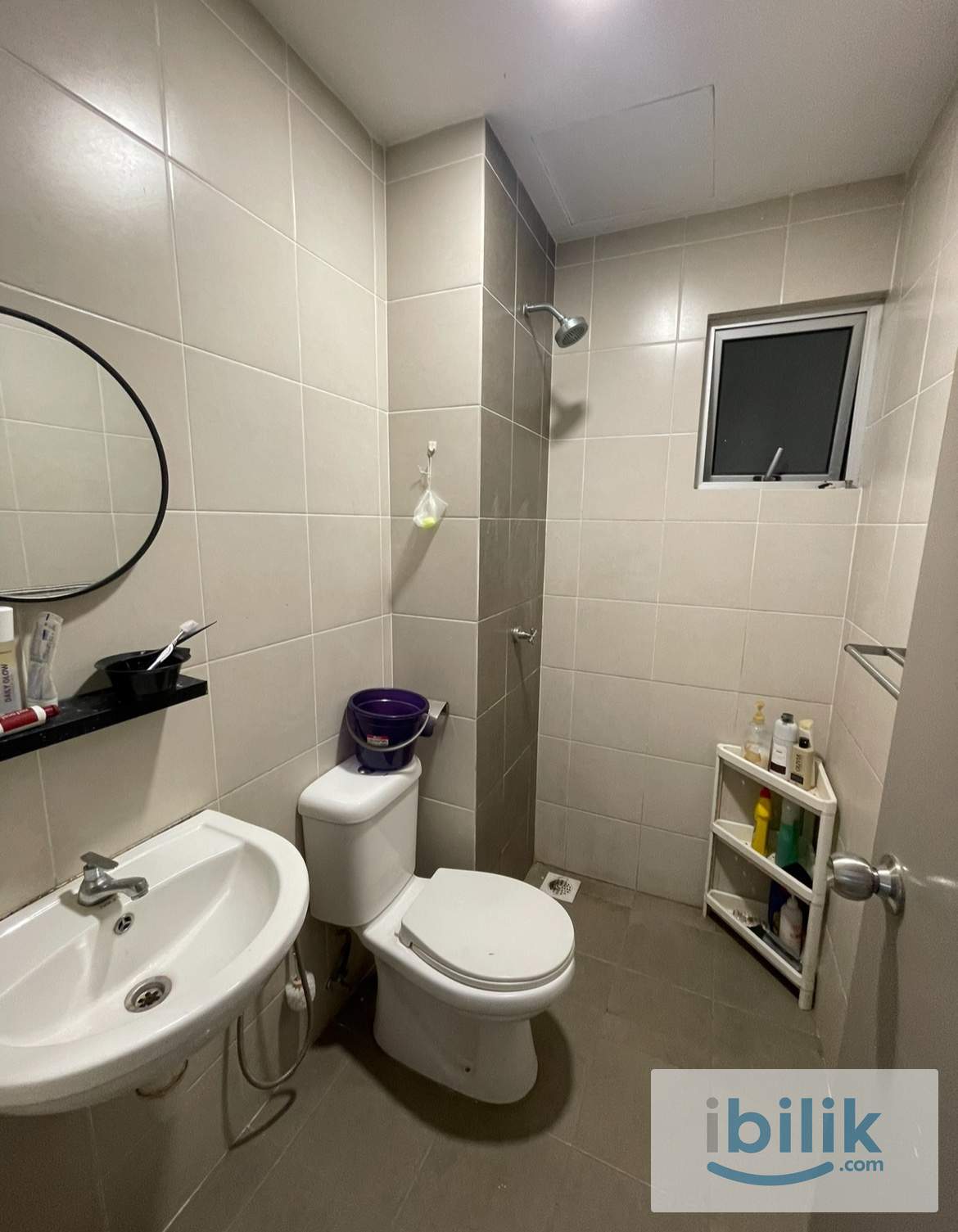 Middle Room - Female only - Image 2