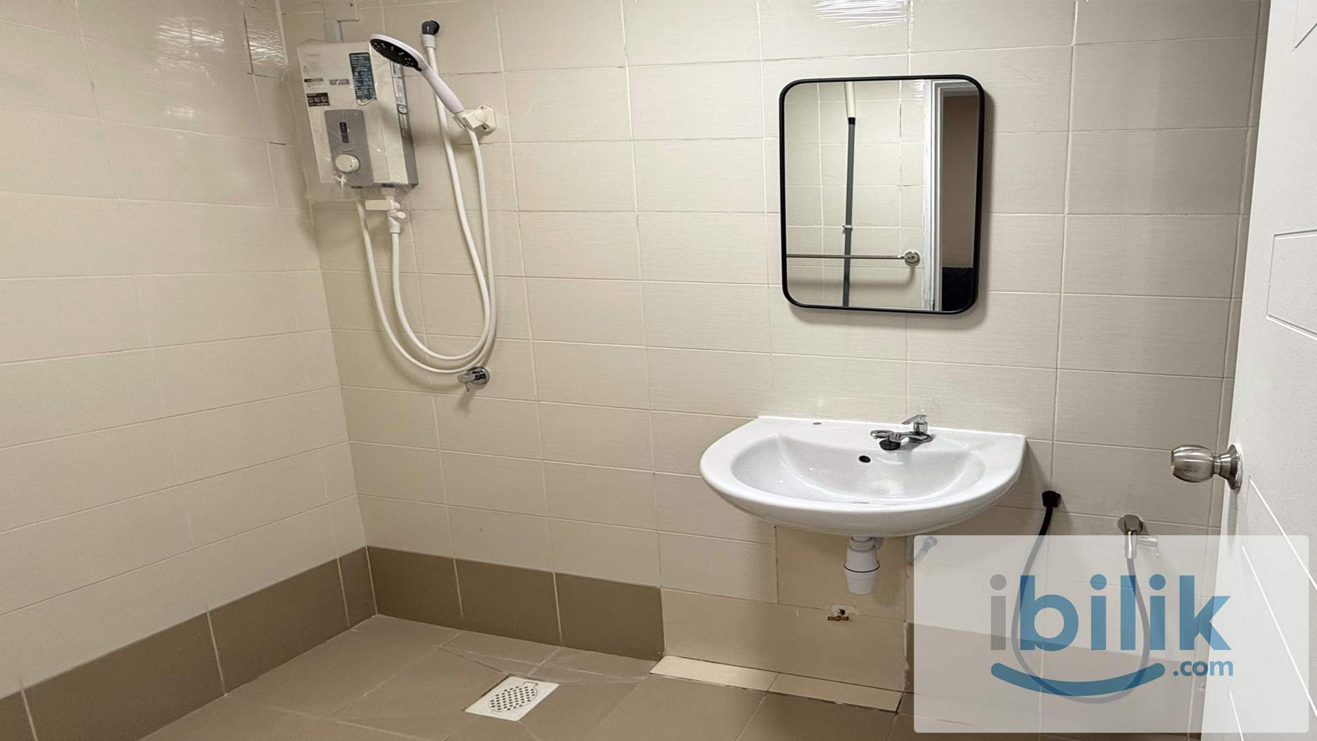 Master Room at Axis Crown, Ampang, 3 Mins walk to LRT Pandan Indah, 1+1 Depo only  - Image 5