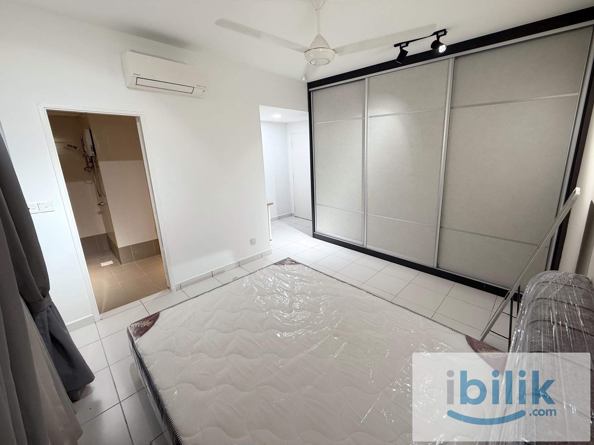 Master Room at Axis Crown, Ampang, 2 minutes walk to LRT Pandan Indah, 1+1 Depo only  - Image 4