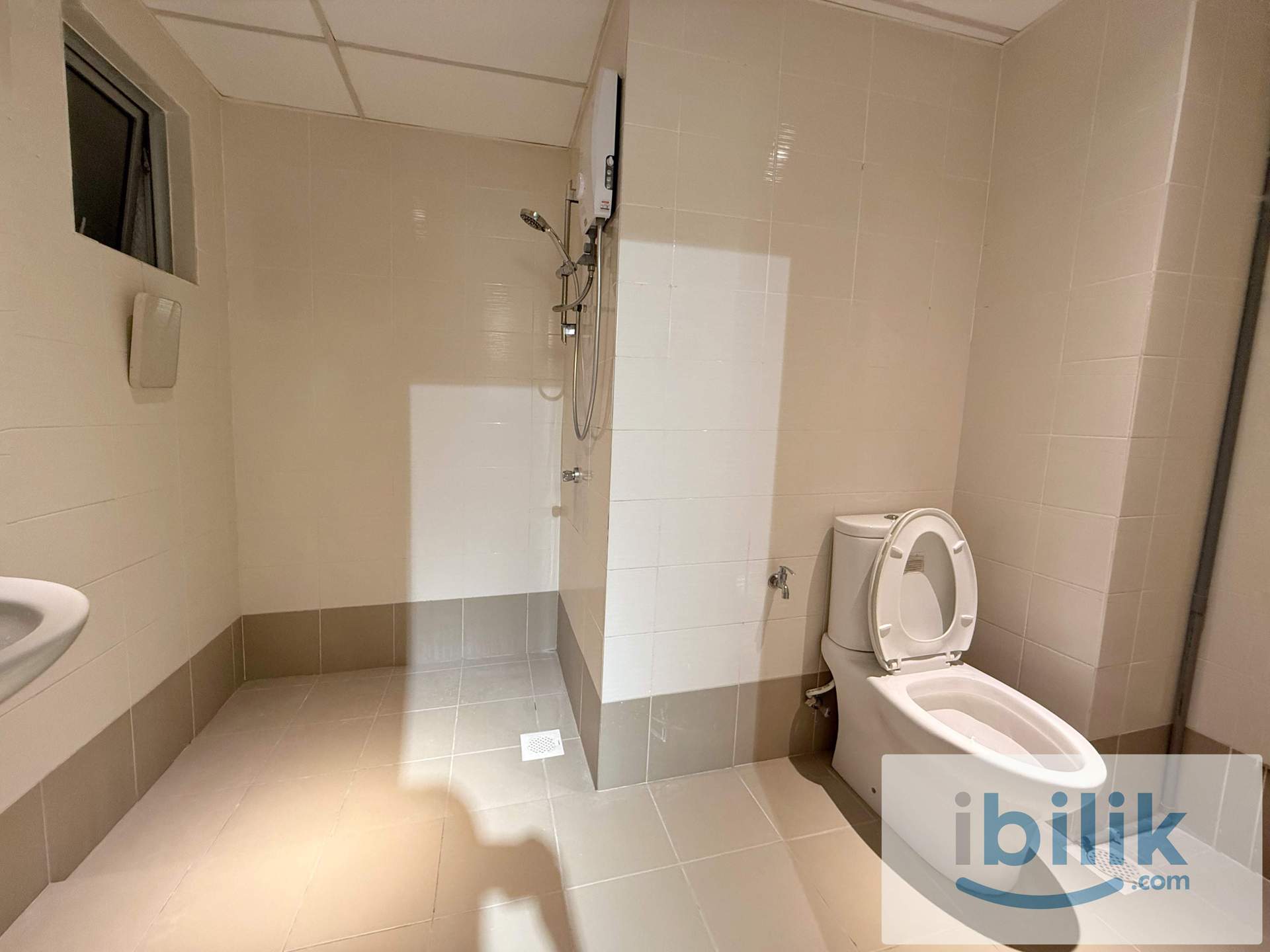 Master Room at Axis Crown, Ampang, 2 minutes walk to LRT Pandan Indah, 1+1 Depo only  - Image 5
