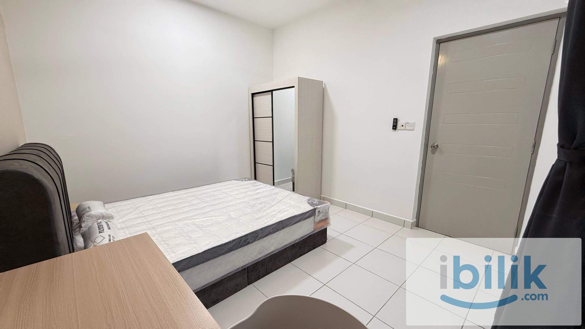 Big Medium Room at Axis Crown, Ampang, 3 Minutes walk to LRT Pandan Indah, 1+1 Depo only  - Image 3