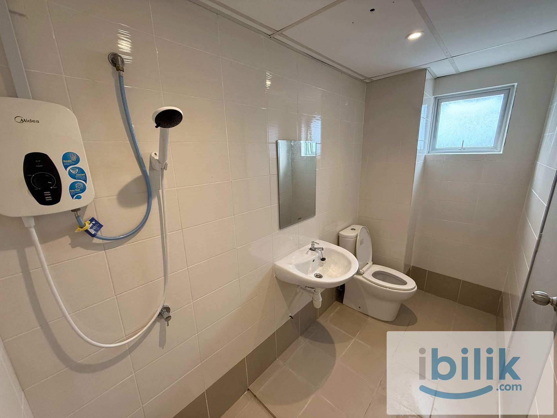 Master Room at D’Pines, Ampang,Cempaka, 7 Mins walk to LRT Cempaka, 1+1 Depo only  - Image 3
