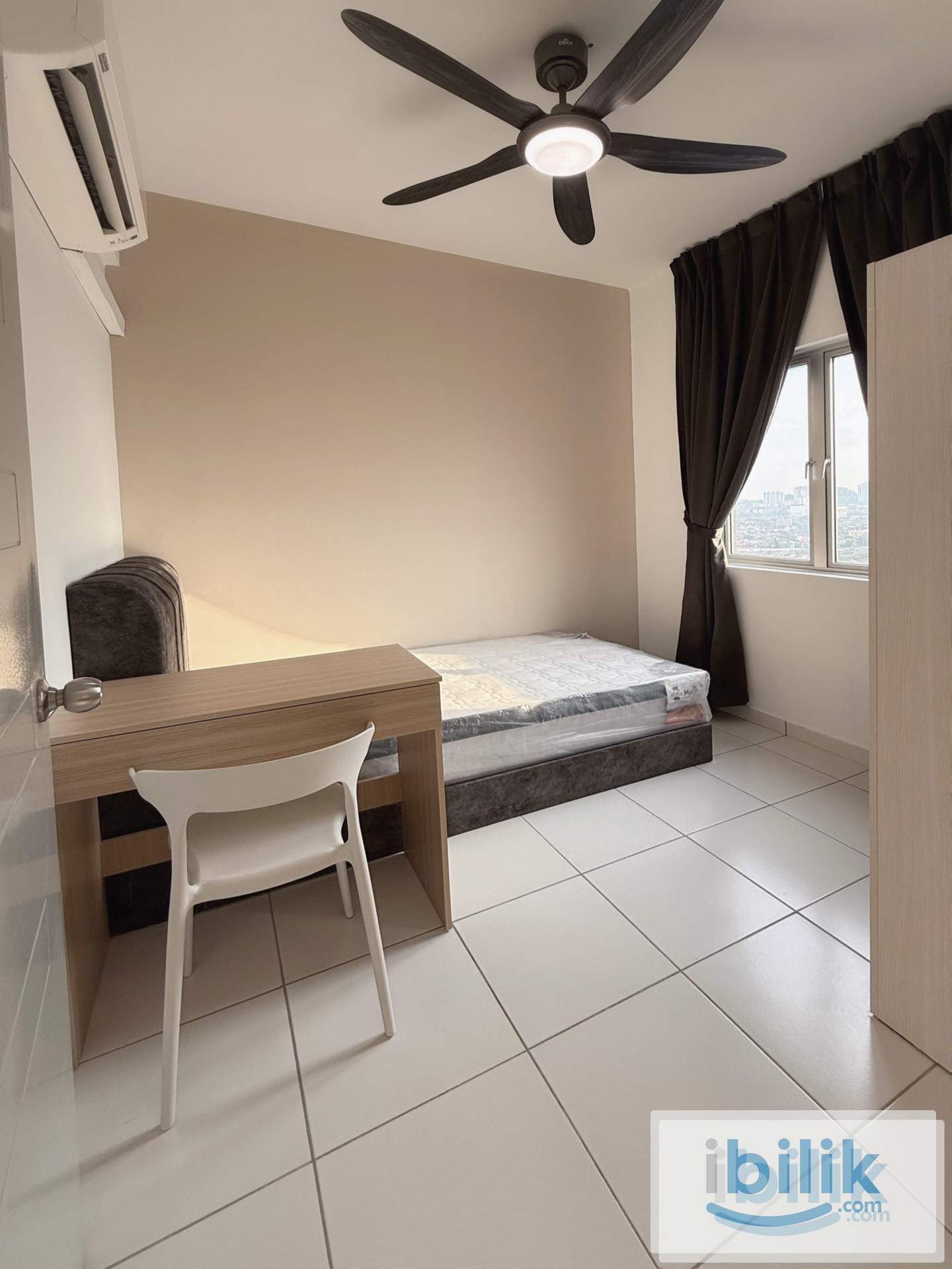 Middle Room at Axis Crown, Ampang, 3 Mins walk to LRT Station Pandan Indah, 1+1 Depo only - Image 1