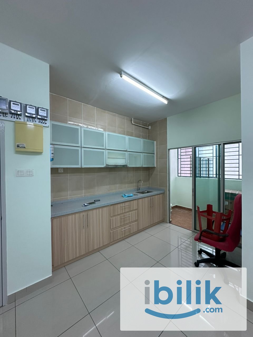 Middle room with air-con and queen size bad (free wifi, utilities and common area cleaning) - Image 2